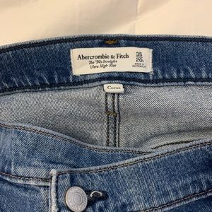 A&F CURVE LOVE 90s STRAIGHT ULTRA HIGH RISE MEDIUM WASH SIZE 35s